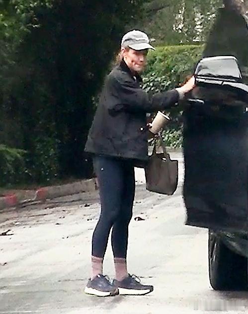 詹妮弗加纳在洛杉矶外出，先是由前夫大本开车送加纳姐回家，之后加纳姐和Fin一起冒