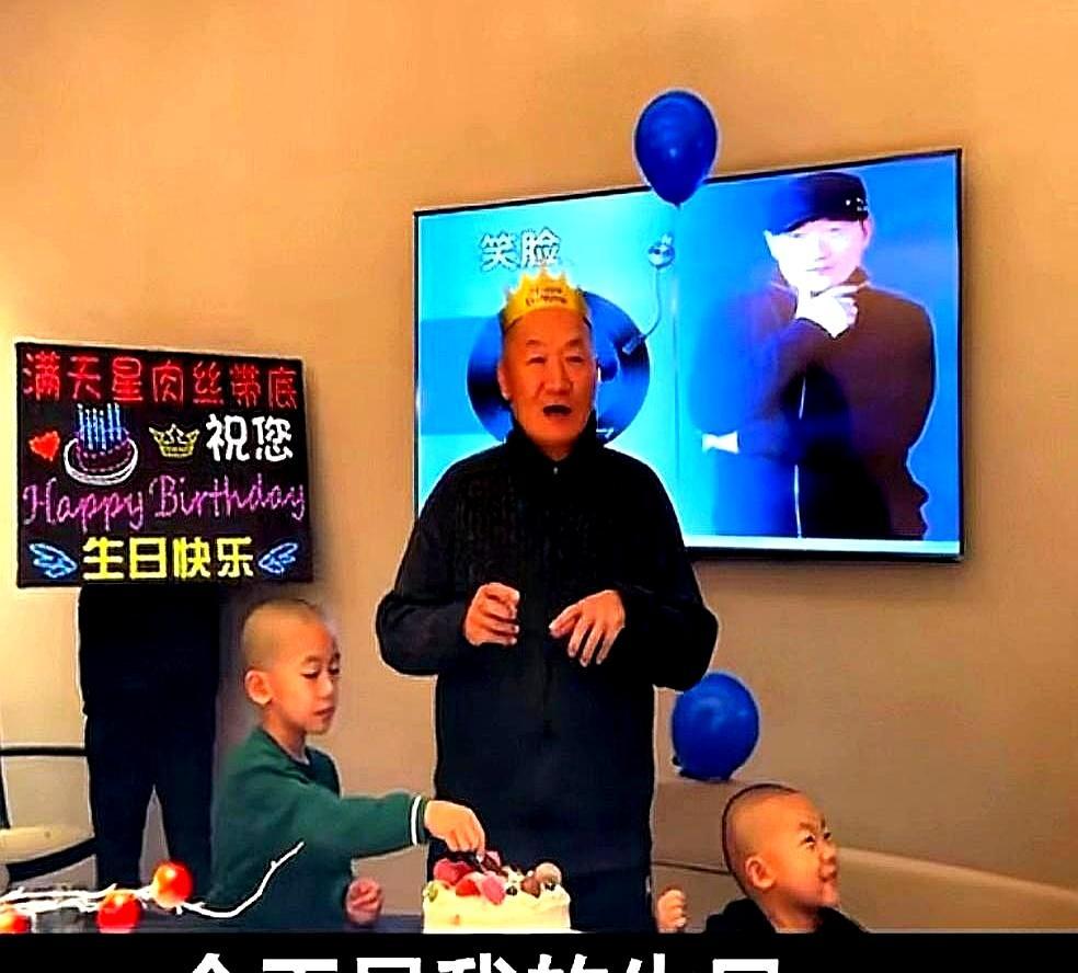 62岁生日，谢东刚打开直播，弹幕齐刷“侯三生日快乐”。钉子扎了17年，拔不