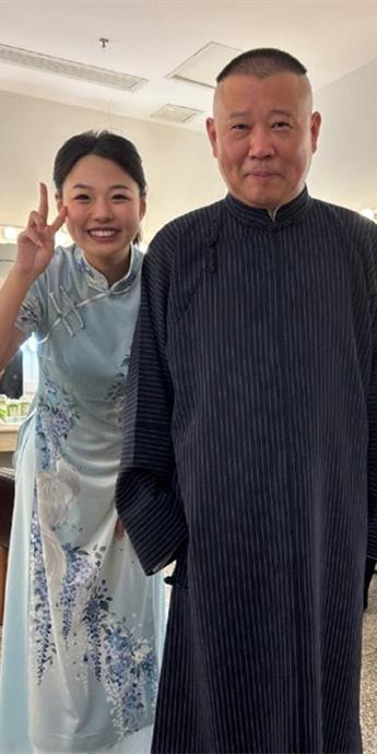 赵芸一太原登台说相声，郭德纲上场门盯着，赵芸一优秀郭德纲台下很欣慰！德云社赵芸一
