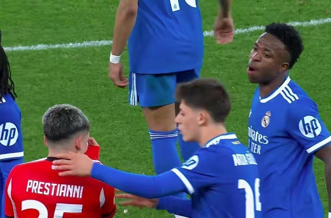 皇马1.5亿帝星没有罢赛！对手捂嘴连骂5次猴子姆巴佩：我也听见了欧冠1/8决赛