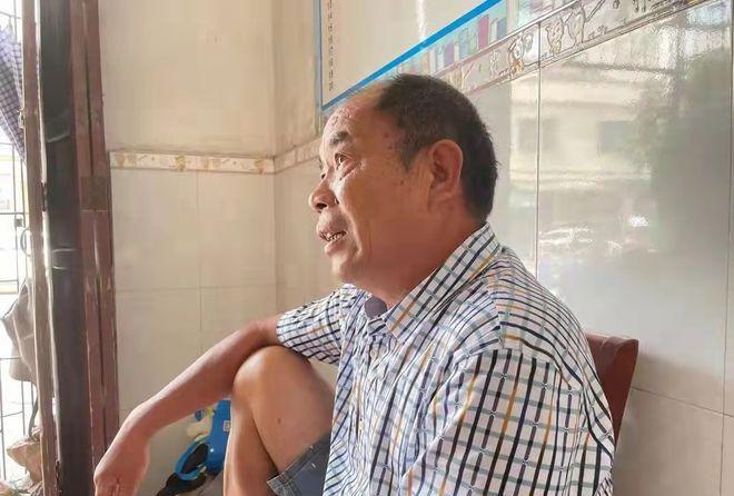 2021年，广东某菜市场，一个猪肉摊前，经常出现奇怪一幕：摊主被挤到一旁，一堆人