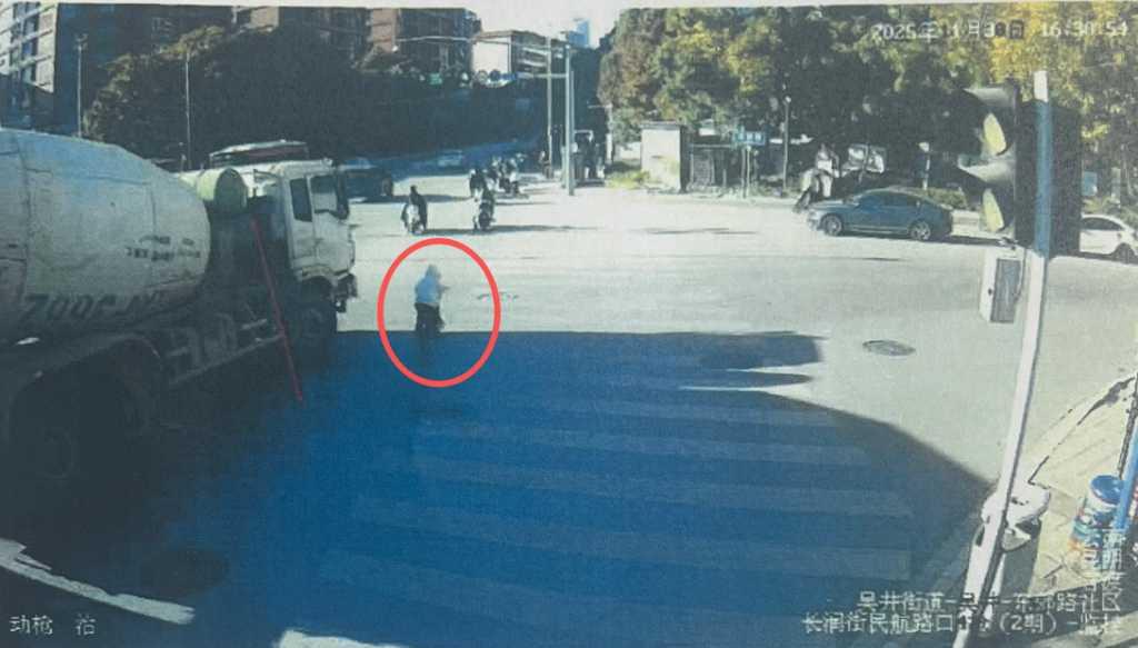 “三组车轮都压过去！”昆明男童绿灯骑行遭罐车碾轧致死，司机多重违规还闯禁行路，责