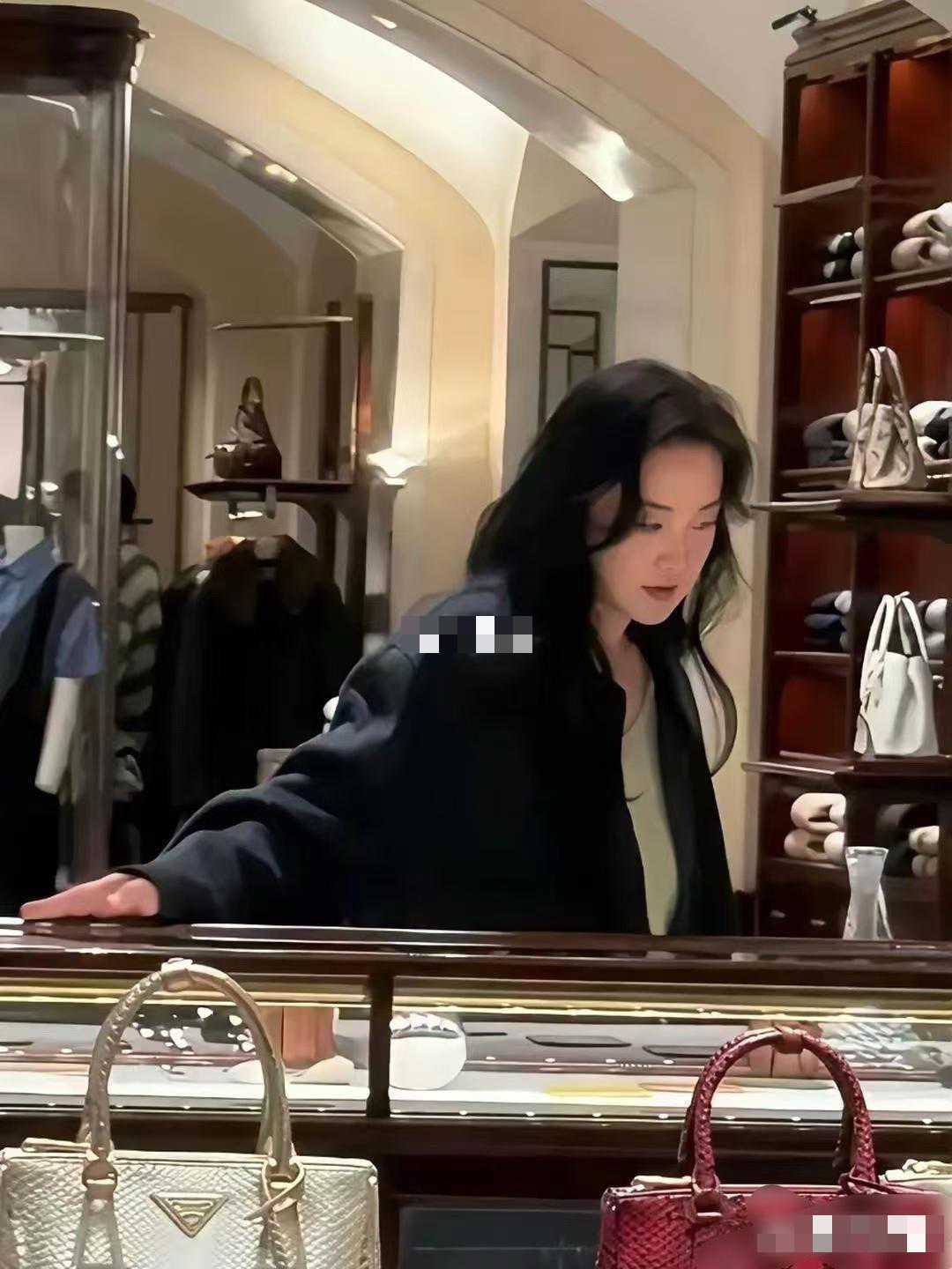 现在的贾玲竟然有一种知性美了。以前的贾玲可是看到就让人想笑的程度。是不是瘦了就兜不住福气了，瘦了后的