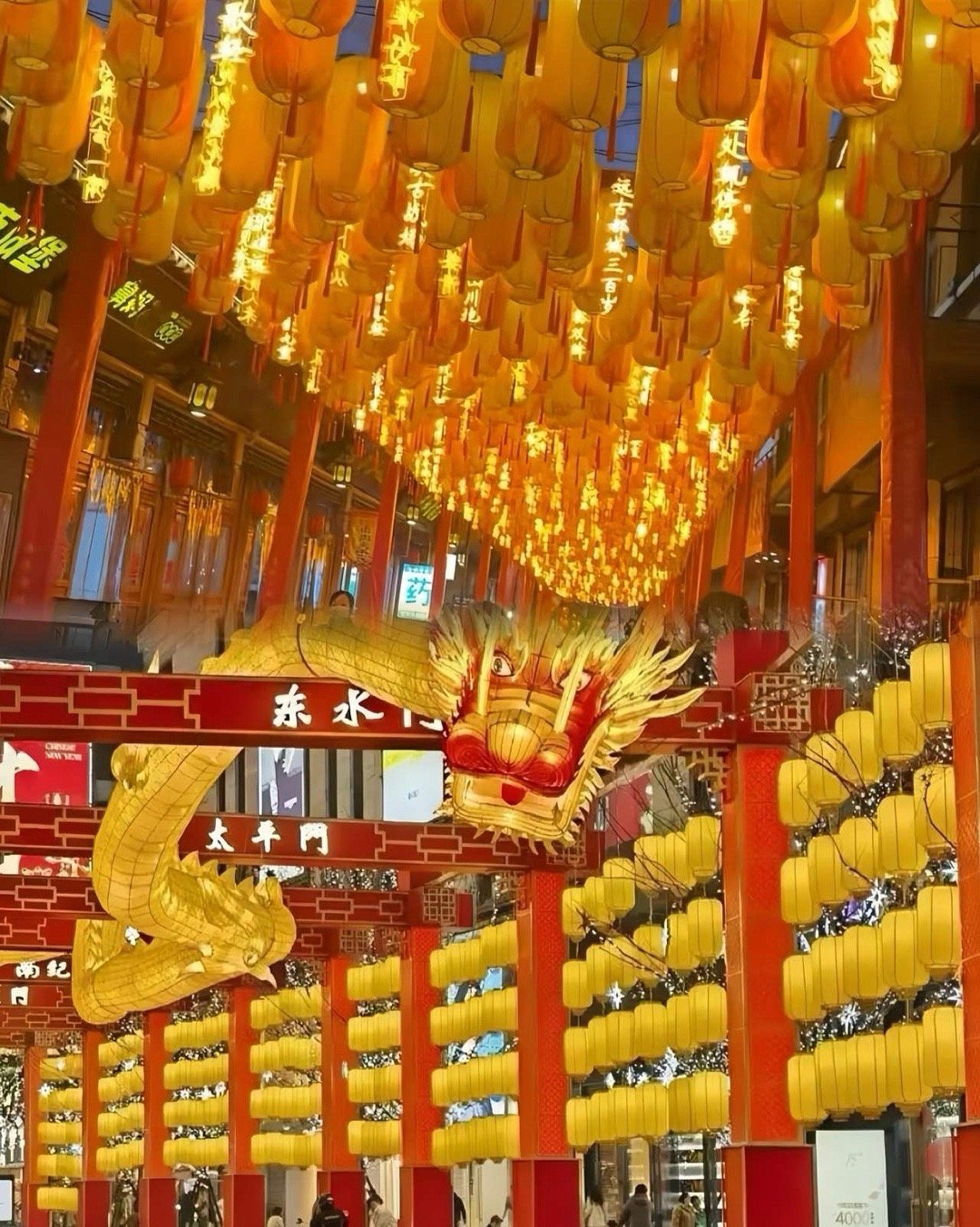 年关将至多个城市街头挂上“黄灯笼”网友:原来是这样！但不接受！年关将至，北京、济