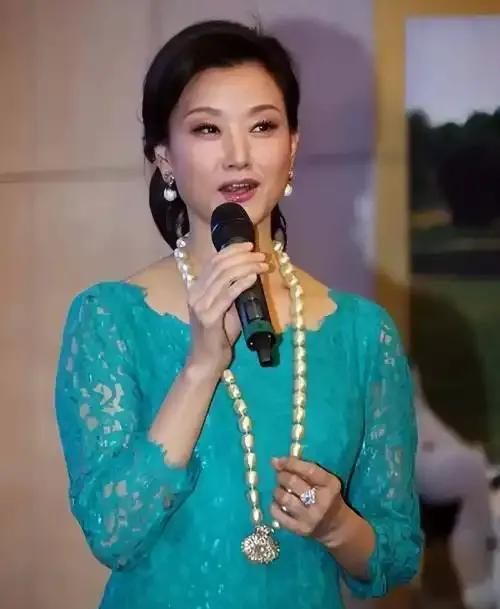 24年春晚常驻的宋祖英，曾因免费海外演出陷入“崇洋”争议，但她选择淡出公众视野，