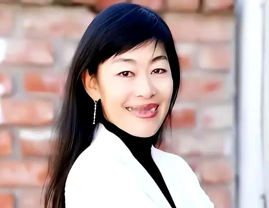 别信什么为爱私奔的鬼话。1991年，段永平捏着绿卡带着老婆飞美国，人家那是精英的