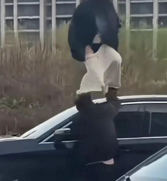 🌙安徽宣城两车辆互撞，女司机扇了宝马男一巴掌，看了几遍，原来是宝马男无意把女子