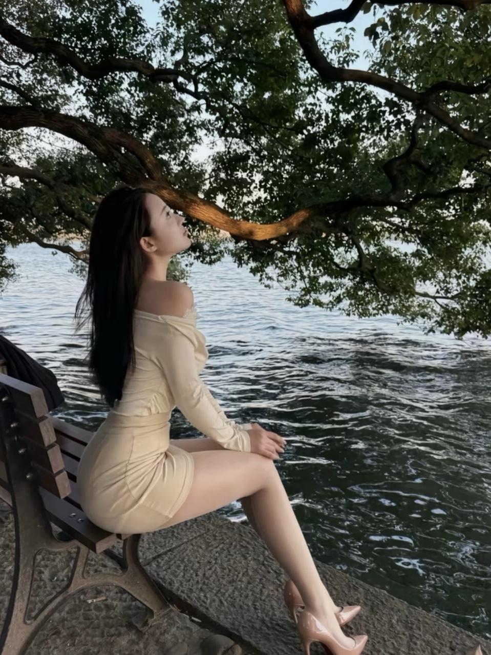 在湖边长椅上，享受宁静的午后时光🍃✨