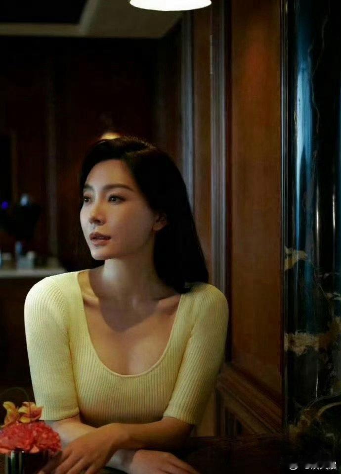 早年时期的陈数身段优越，体态曼妙韵味十足。