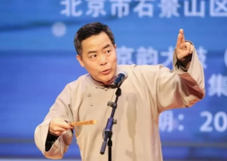 2008年，德云社的创始元老<em>徐德亮</em>突然怒斥郭德纲：“一场商演，你拿40多万，分我