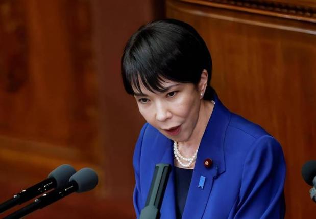 高市早苗现在算是被逼到了悬崖边上。内政一塌糊涂，党内众叛亲离，这位日本女首相的位