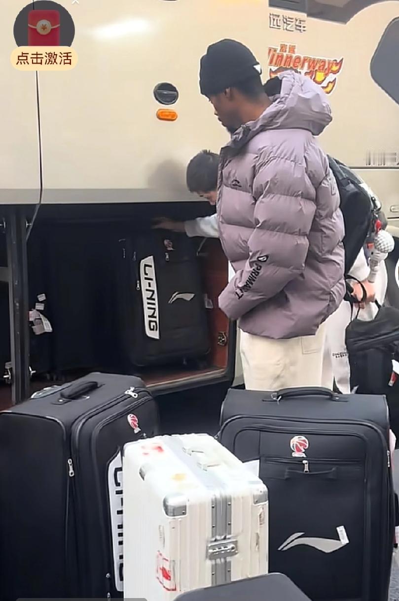 萨姆纳找不到自己的行李箱，这记性有些马大哈，这对宏远是什么迹象？就算行李箱外