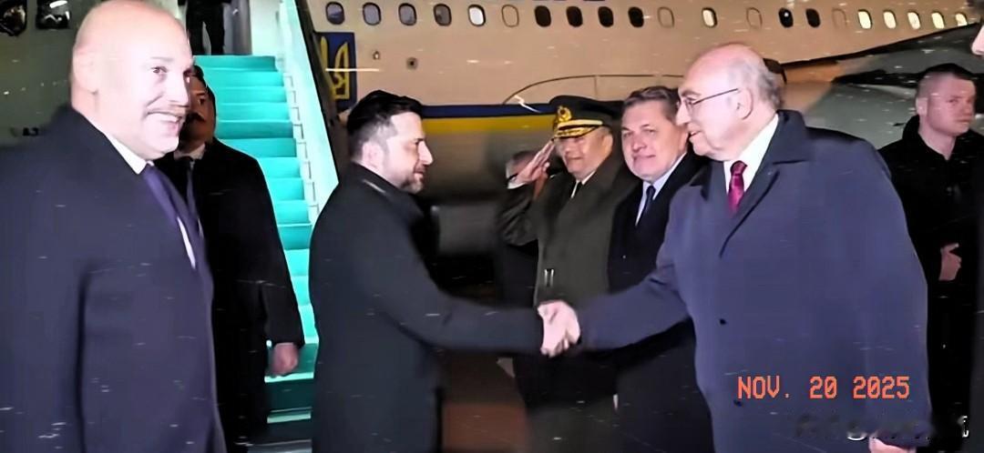 19日，刚刚离开法国的乌克兰总统泽连斯基马不停蹄抵达土耳其，要就俄乌和平谈判沟通