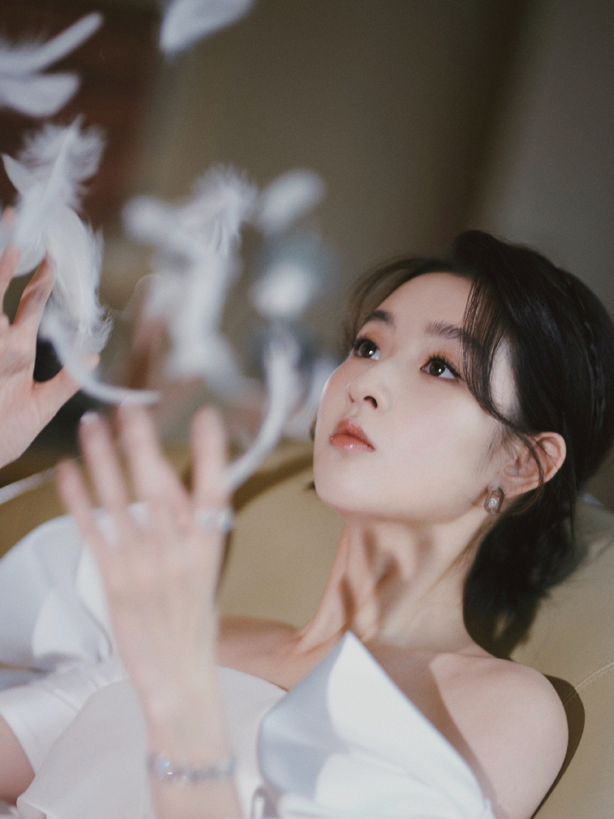 王玉雯，优雅穿搭，纯白的烂漫气息。王玉雯