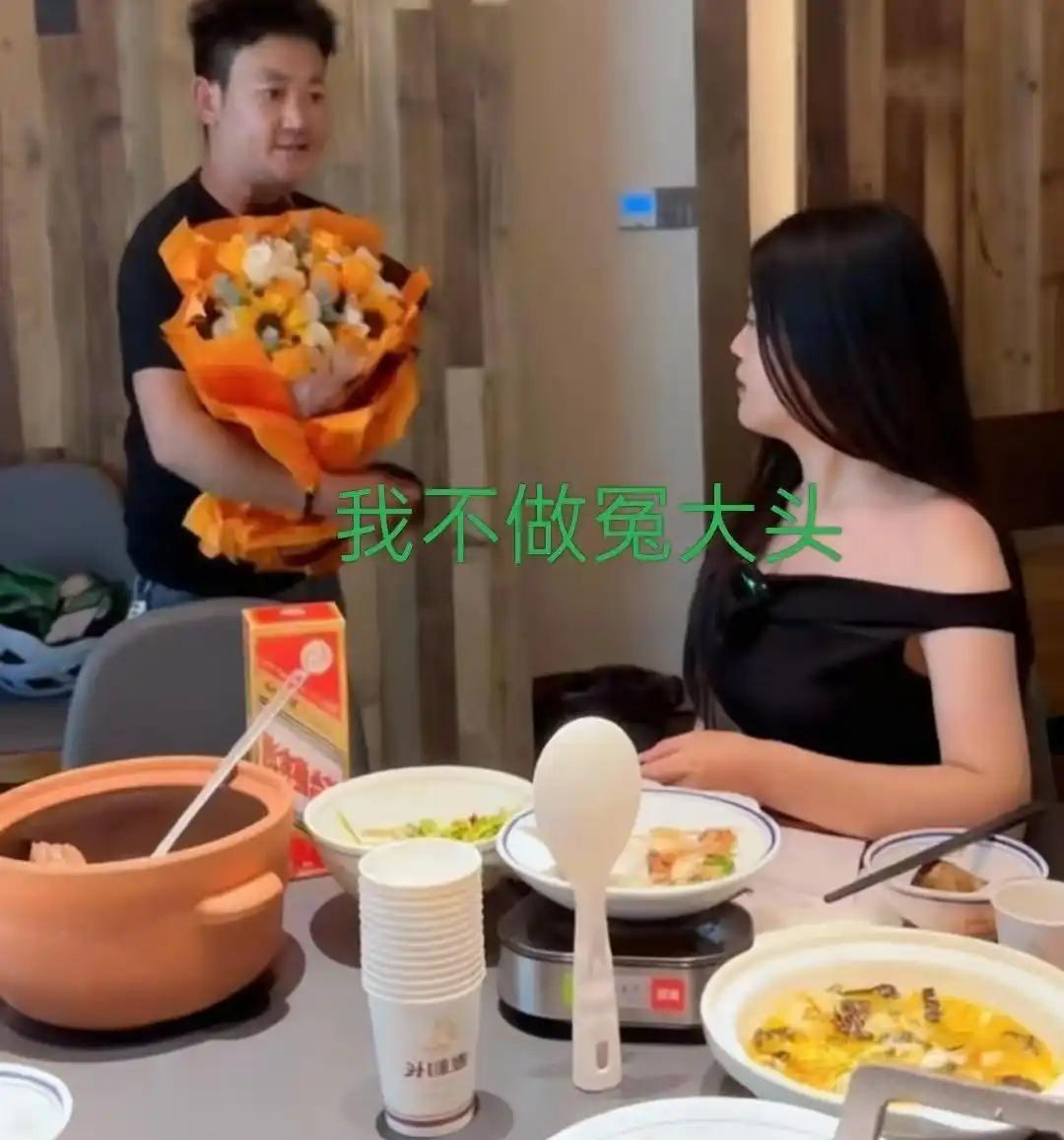 小伙捧着一束鲜花，兴冲冲赴约来见相亲对象，进门才发现一桌子菜基本都吃完了，只剩下