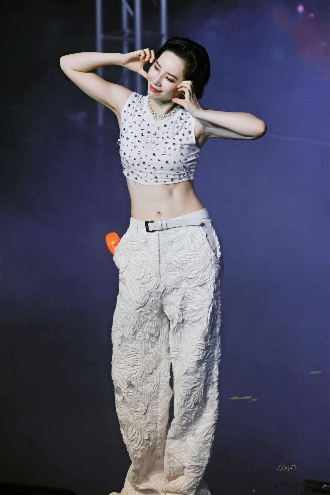 李斯丹妮肌肉线条谁懂啊，她抬手的那一刻，肌肉线条直接从手臂一路延伸到肩膀，干脆