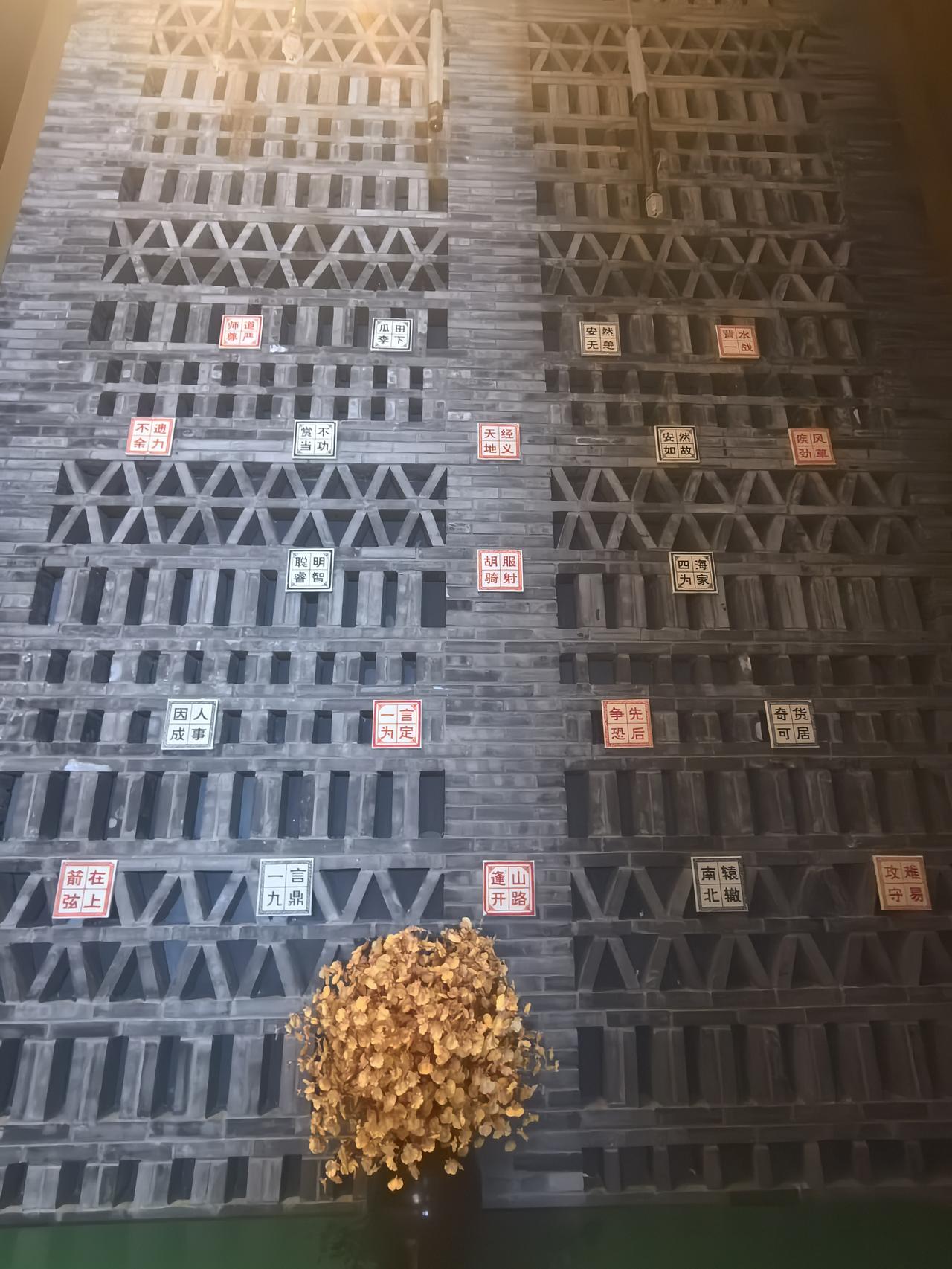大厅正中央的莲花造型木质书架太有创意了，层层叠叠放满了成语故事和漫画书。旁边的灰