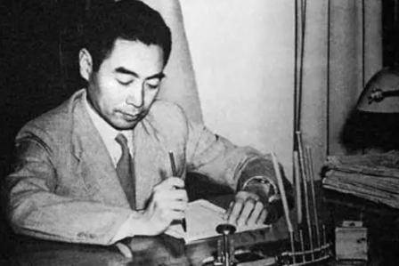 1943年，西安。胡宗南为周恩来设下“鸿门宴”，席间30名黄埔将领排成一列，端着