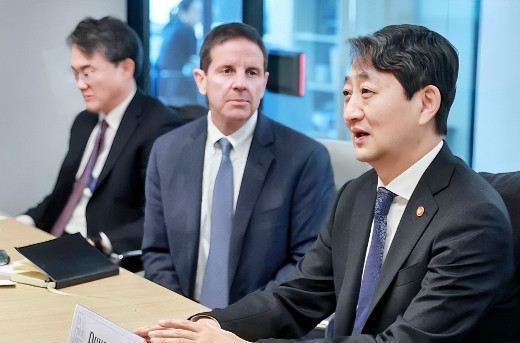 韩国紧急开会当地时间6月2日，韩国召开紧急会议，商讨应对当下的钢铁行业危机，因