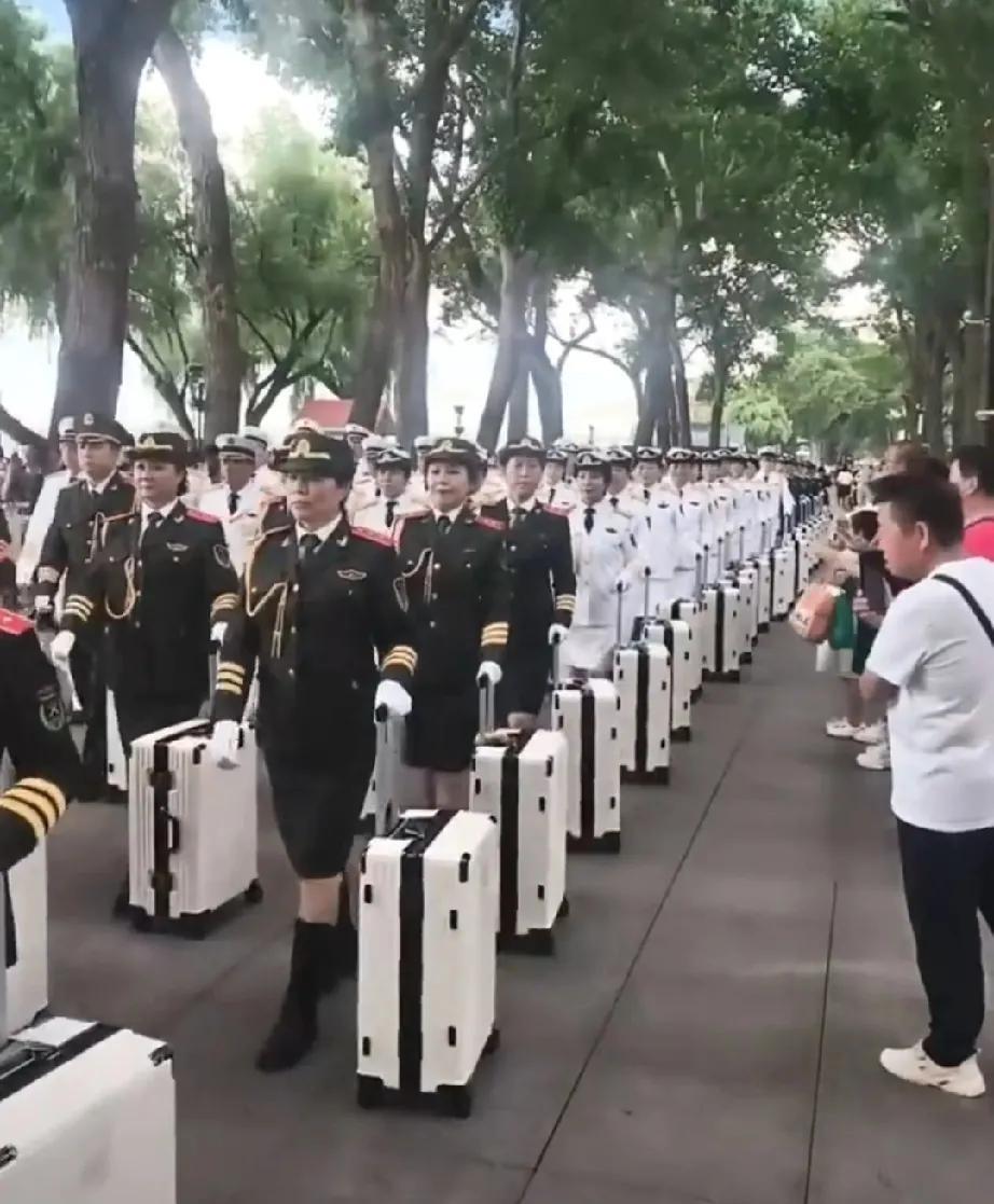 看了这个视频，以为是阅兵开始了呢。仔细一看，原来是暴走团[捂脸哭][捂脸哭]我的