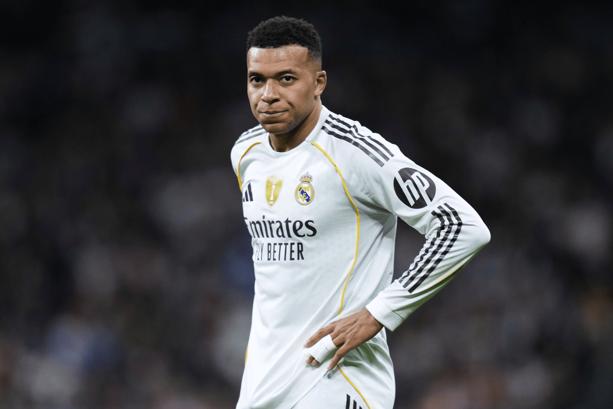 姆巴佩坚持带着左膝不适+手指骨折入选名单, 但对曼城将替补