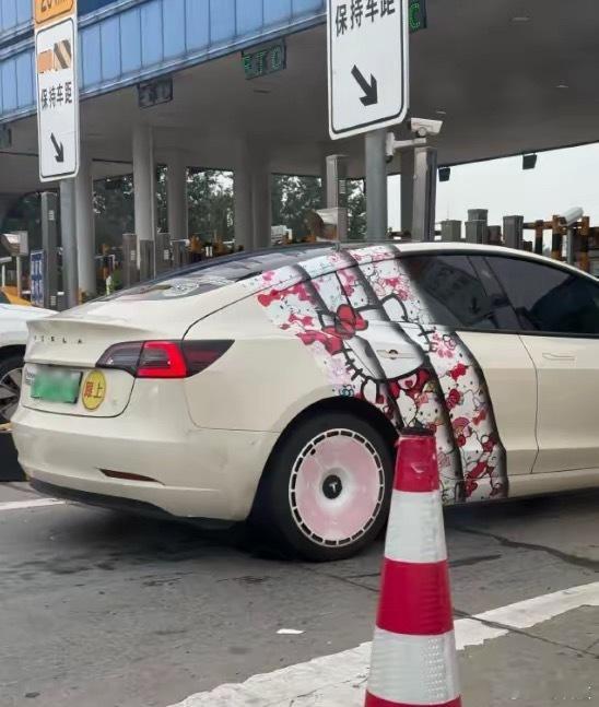 看到好几辆特斯拉换了大饼轮毂，车尾还贴着“跟上”这啥审美