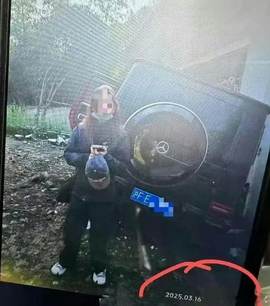 曝金晨交通事故监控截图看这截图也不像是金晨啊？个头感觉矮了点，头发也枯燥了点