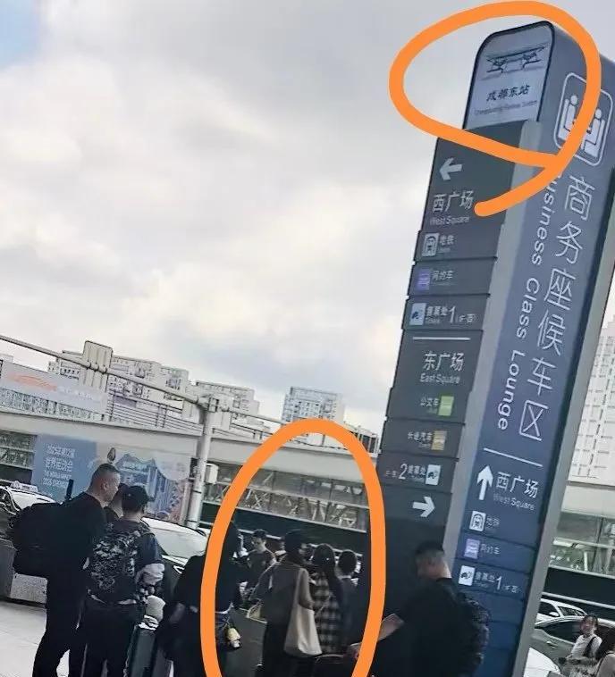 网友成都高铁站偶遇刘亦菲，微笑杀引热议，路人直呼“神颜名不虚传”近日，有网友在