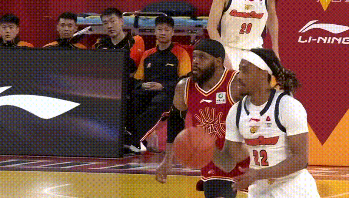 帅！广东队双小外精彩的空接配合，开局一波进攻小高潮打停山西队，才发现原来潘江指导