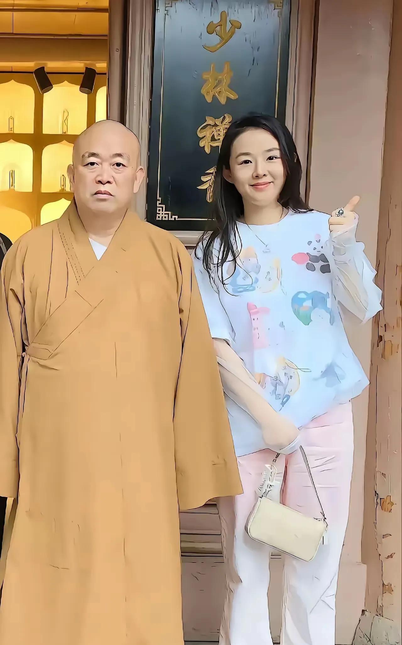 有人说，男人一有钱就学坏。方丈也一样，看着很老实，有钱也会花…