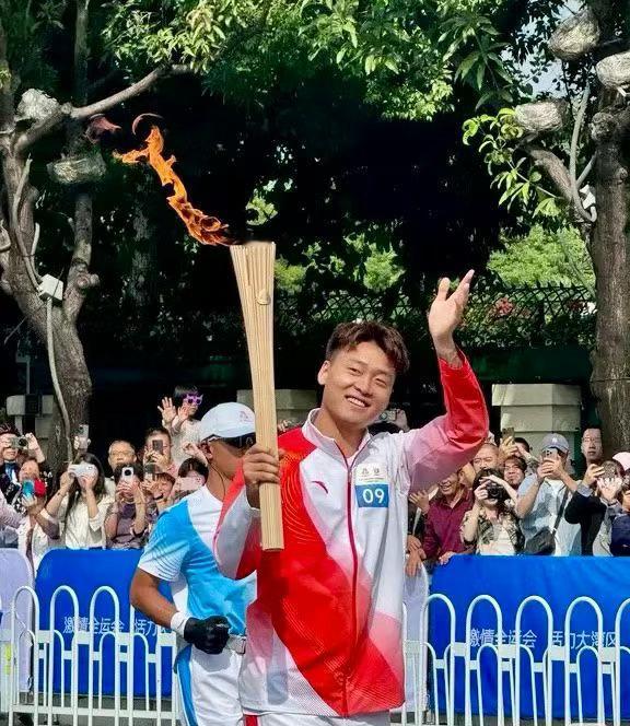 火炬手，中国男篮队长赵睿！赵睿传递全运会火炬赵睿谈火炬传递感受阿才说球CBA[超