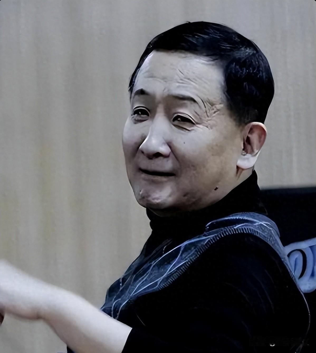 梁晓天是梁天儿子，他不靠爹，也没进娱乐圈。这年头星二代一个个抢镜头，他倒好，安静