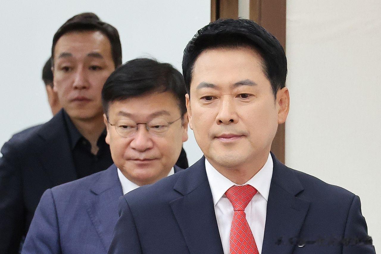 要求集体辞职、发言遭批“幼稚”韩国国民力量党高层就张东赫去留公开爆发冲突6