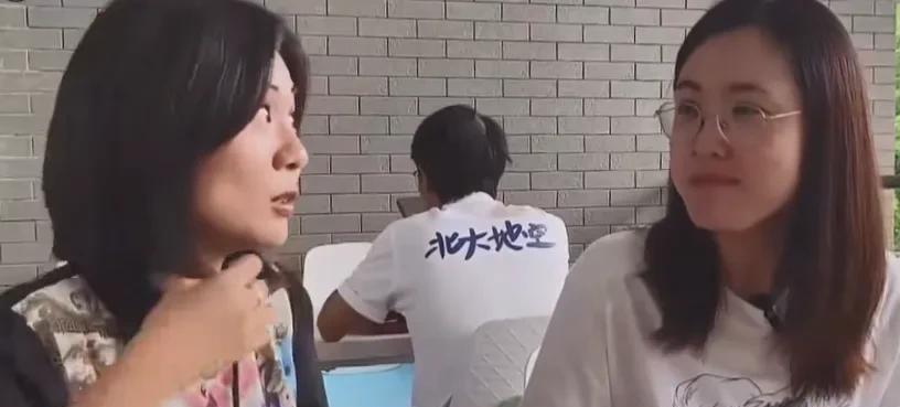中天何橞瑢去到北京大学采访学生，那么多好的问题不问，偏要问“北大是不是更卷？”和