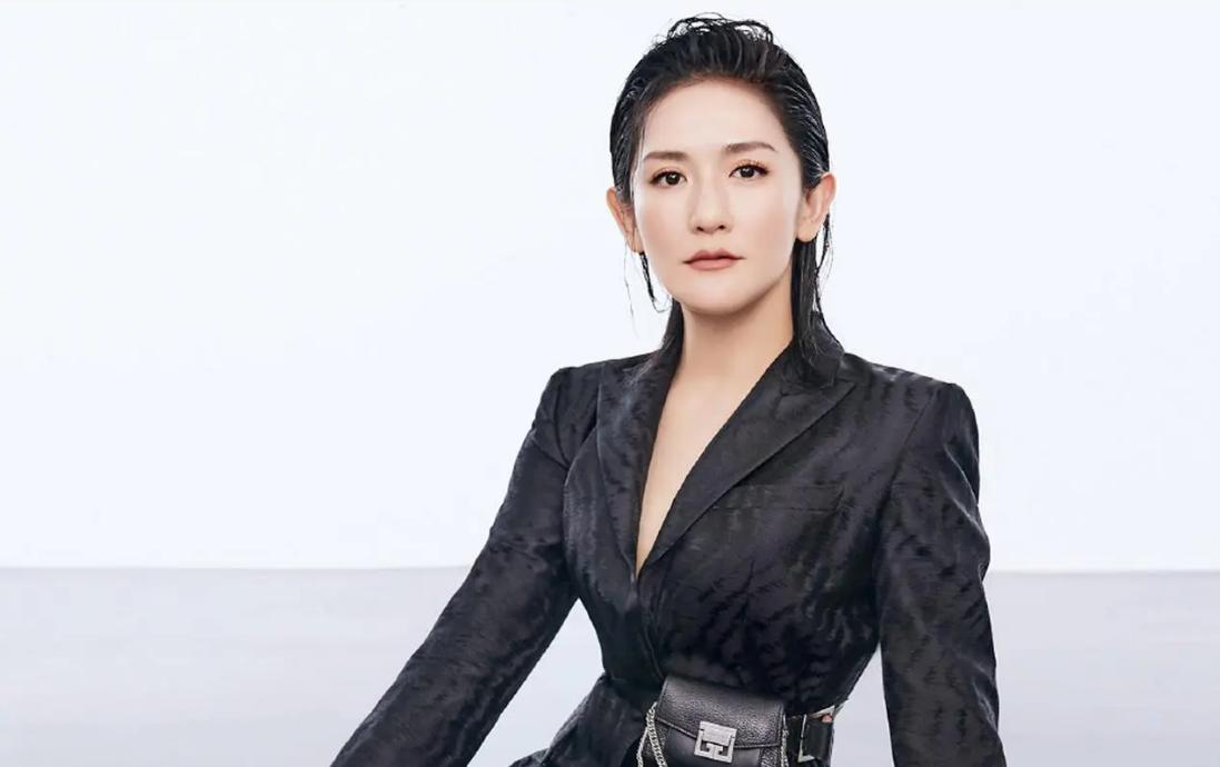被骂卖惨博同情，谢娜演唱会的真实状况，终于被扒出来了！主持人出身的谢娜，首场演