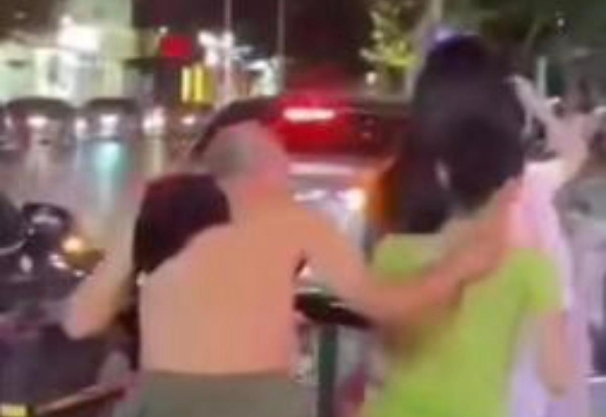 陕西西安，一女孩深夜骑车等红灯的时候，傍边有一辆轿车多次靠近她身边，车上下来醉酒