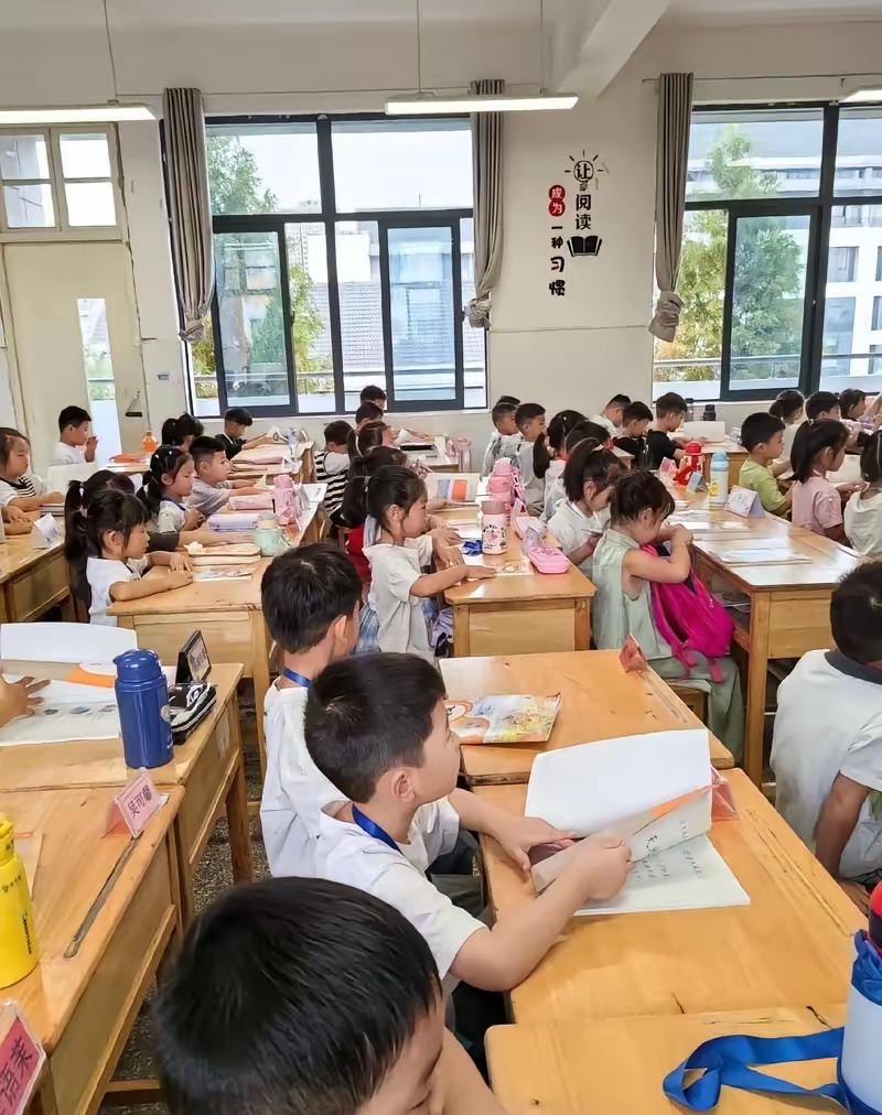 大家发现没，公立和私立幼儿园毕业的孩子，差距真的有点大。我家娃从公立园毕业，