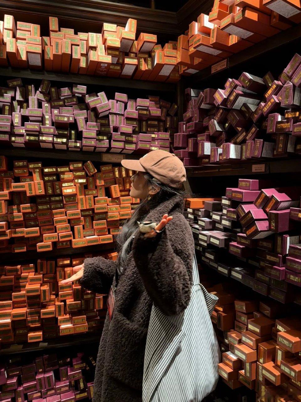 张婧仪去环球影城玩游戏吗，随便一拍就是新头像呢