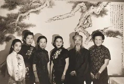 1943年，44岁的张大千刚从敦煌扛着20头骆驼、276幅临摹壁画回到四川，还没