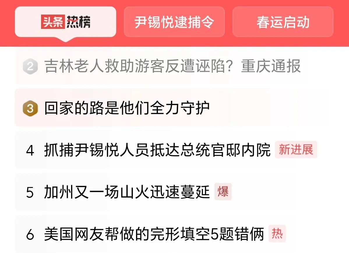 李某牵着他们乘坐的狗拉爬犁行进时，爬犁右边钢管碰到路边女士腿部致其倒地。目前，我