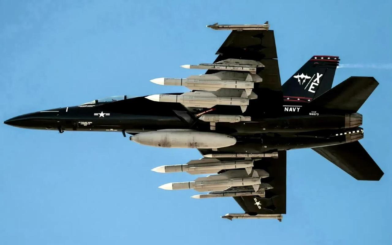 爆炸性新闻：美国两架F-18“大黄蜂”战机进入委内瑞拉领空达40分钟。而委内瑞