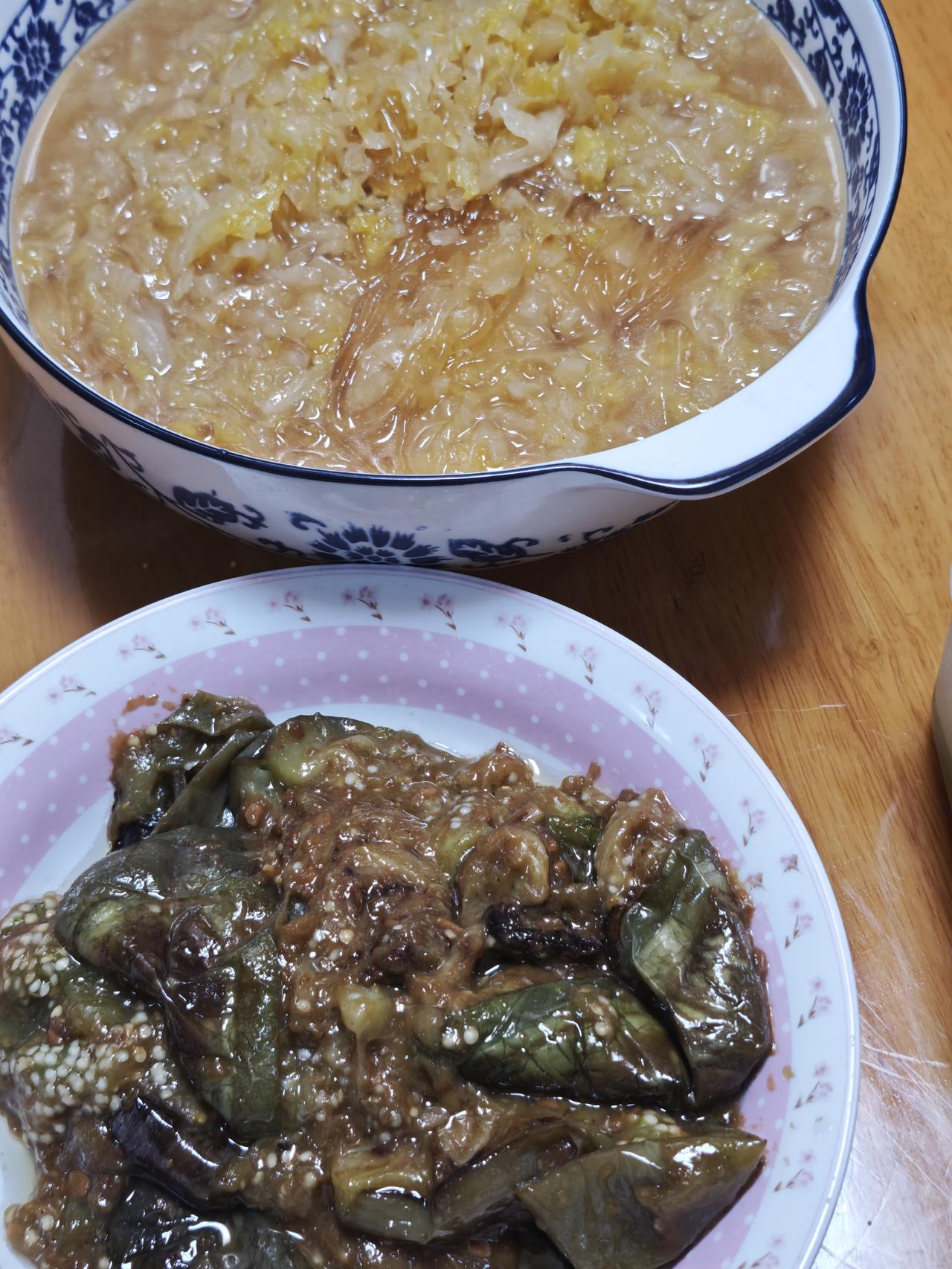 中午捞一盆小米水饭，拌了一大盘凉拌狗肉。一盘酱茄子，一大碗酸菜炖粉条。尽管入