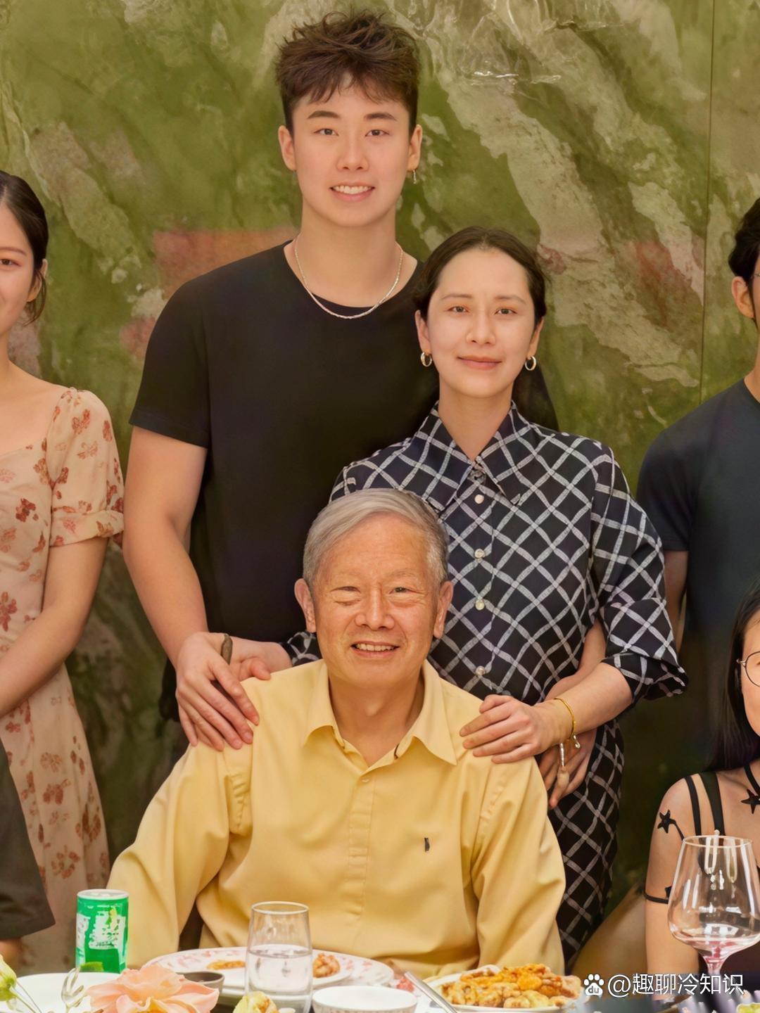 海清带儿子和长辈们一起聚餐，她的打扮老气，脸部素颜，脸色看起来好憔悴，整个人变化好大！​
