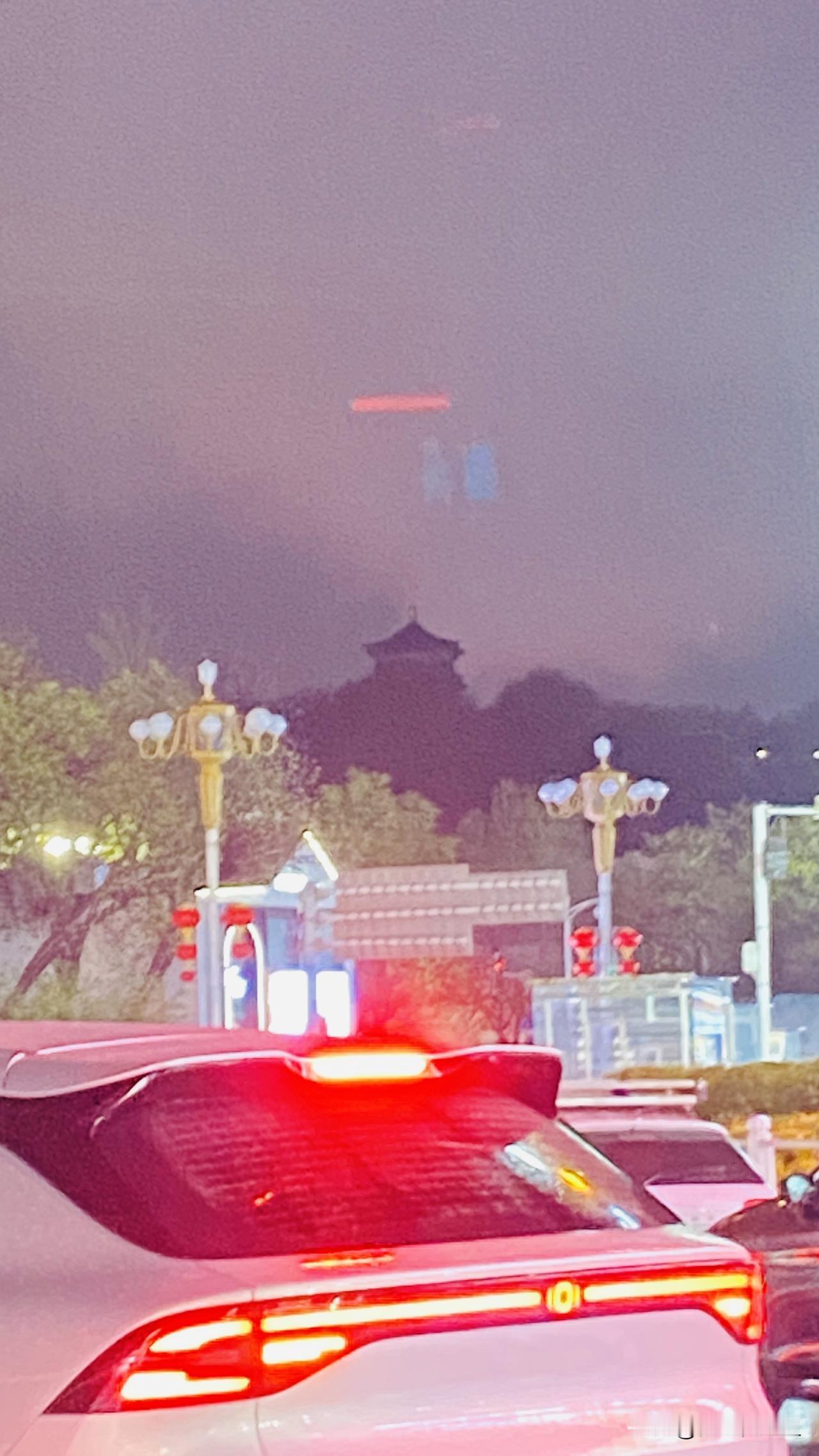 昨晚又是沙尘暴，又是大雨，乌鲁木齐市民一夜之间经历了几种天气模式。我11点钟