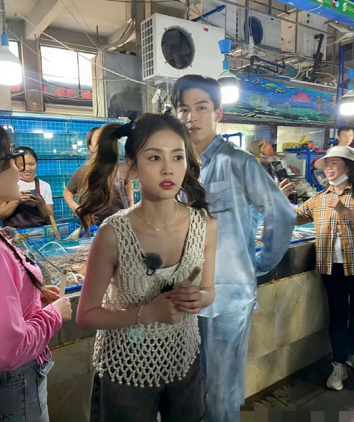 怎么那么多人说白鹿长相普通啊，生图这样还普通？​​​