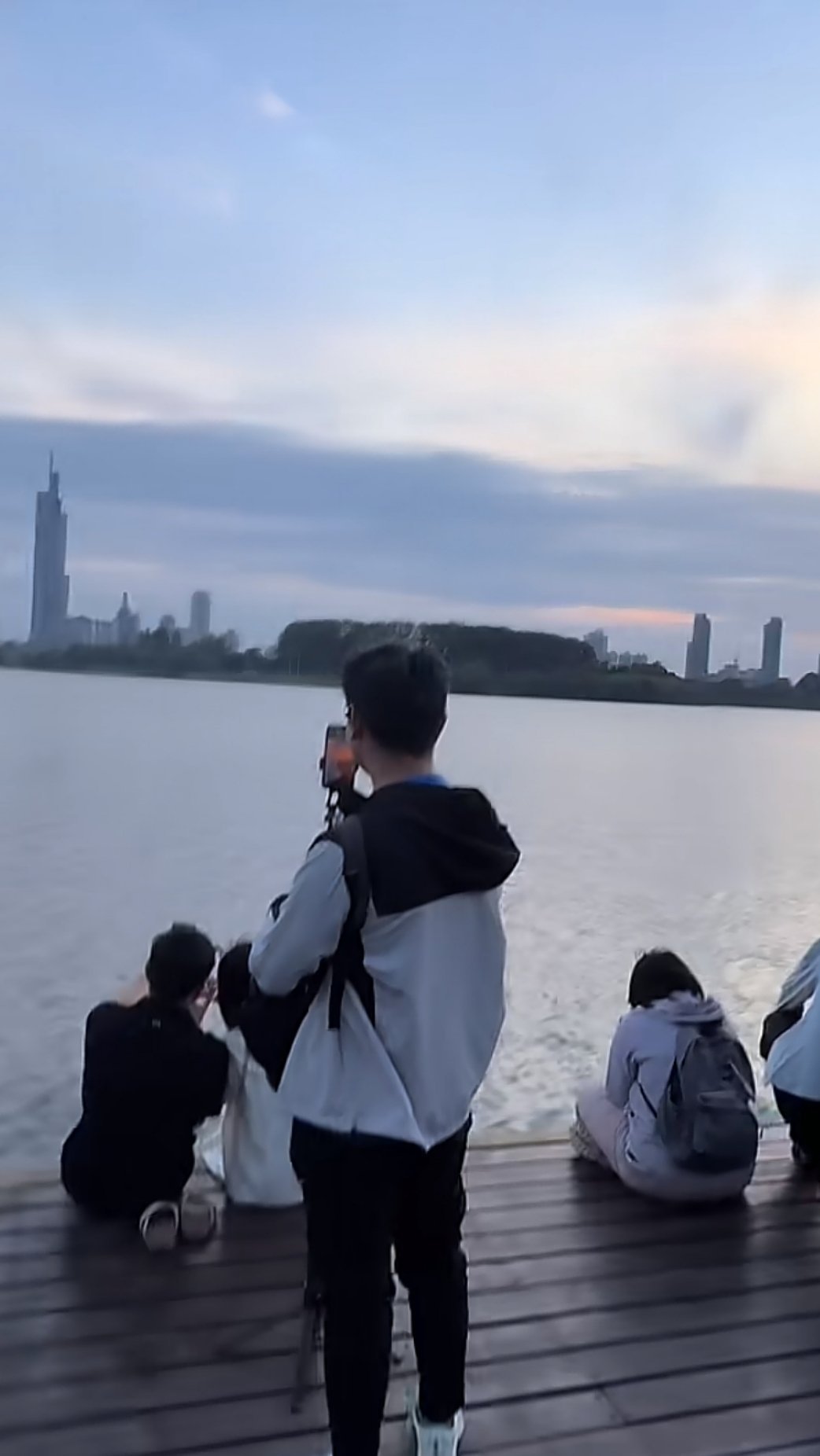 这，，，，还有什么是真的普普通通的景色，在直播间里搞得跟烧起来一样，这要是不明真