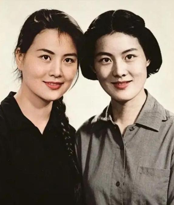 1973年,洪晃的父亲洪君彦和章含之离婚后,洪君彦经人介绍,认识了演员朱一锦。洪