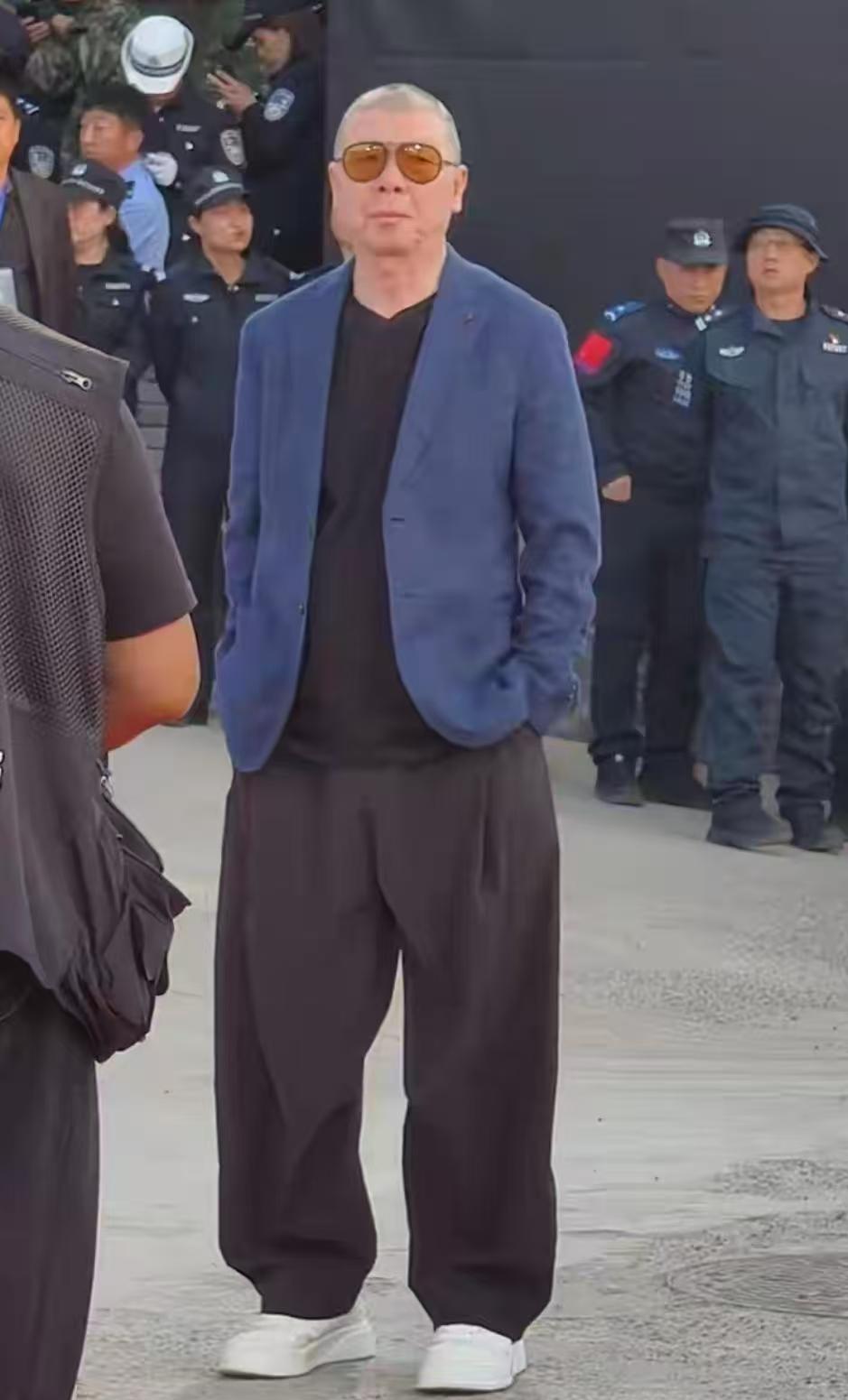 冯小刚：其实我年轻那会儿干美工，天天跟色彩、线条打交道，审美这东西算是底子打早了