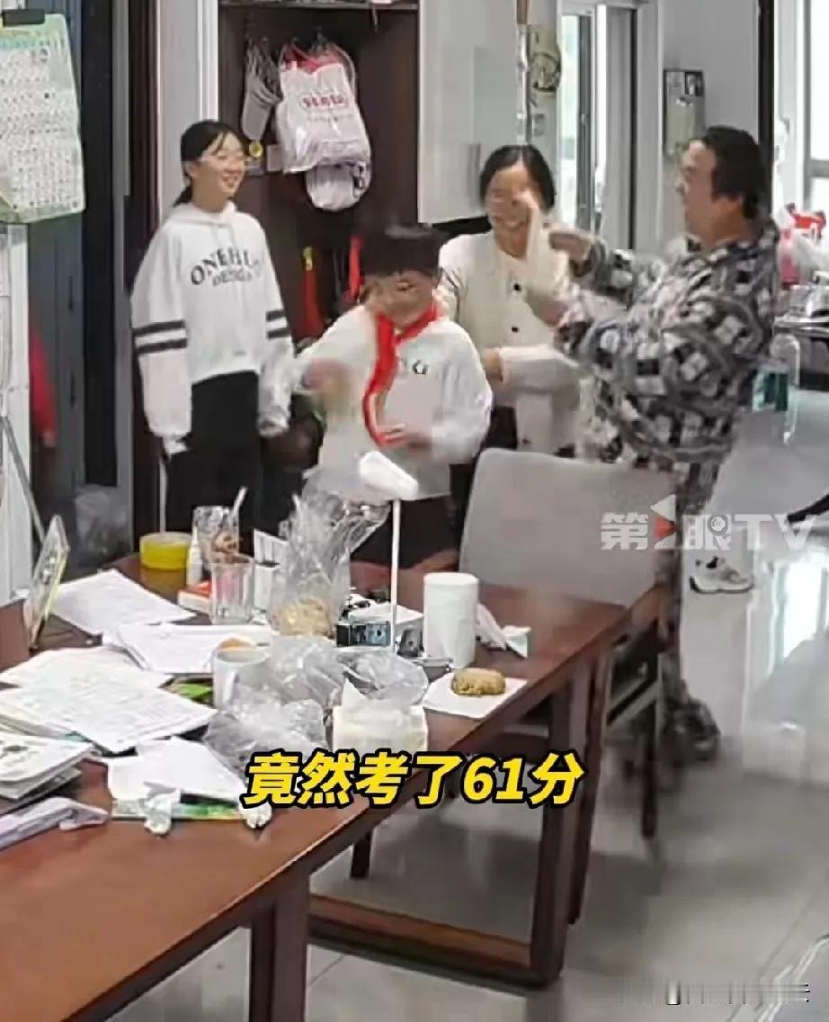 这种家庭氛围真好！安徽亳州，孩子考了61分，妈妈拿着试卷推门就对着丈夫喊，“梁医