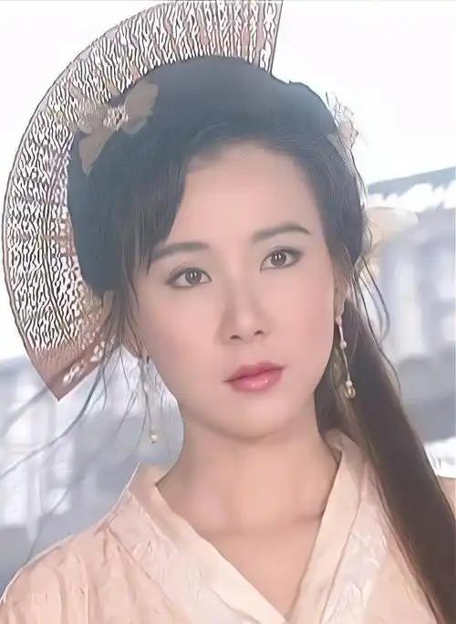 2003年，“台湾第一大美女”萧蔷被记者追着问，怎么看林志玲？那一年，台湾民众